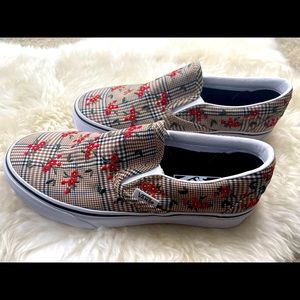 Beautiful floral print and plaid Vans. Women’s size 6.